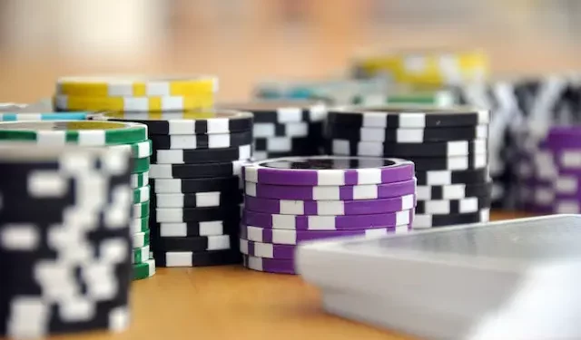 The Terror Of The Crowd: Poker With More Than 11 Players